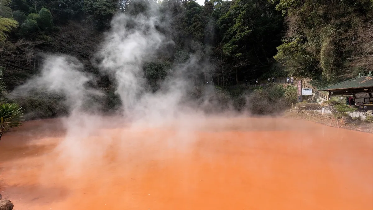 真っ赤な熱泥をたたえる血の池地獄