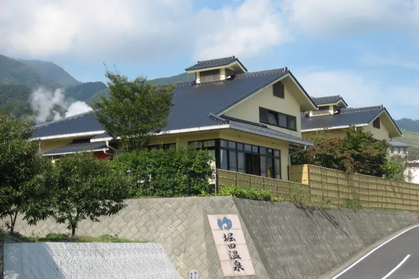堀田温泉の建物と山あいの静かな風景