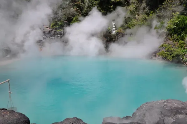 コバルトブルーの湯が広がる海地獄