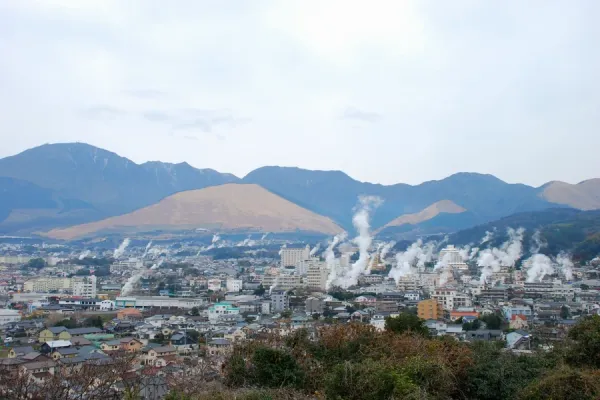 湯けむりが上がる別府の街並みと山並み