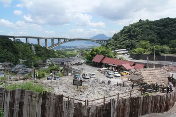 明礬湯の里に広がる温泉風景