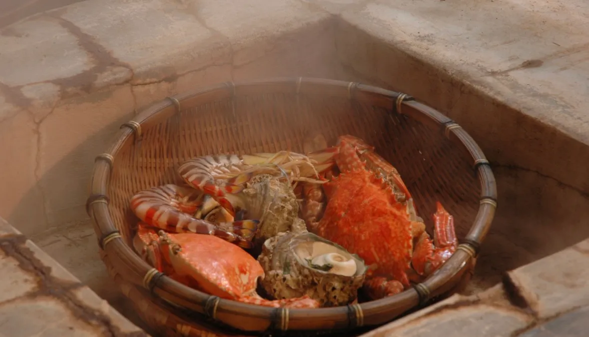 蒸気で蒸される地獄蒸し料理