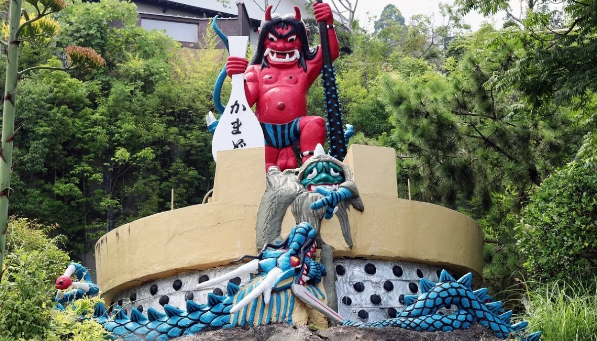 かまど地獄の入口にある赤鬼のモニュメント