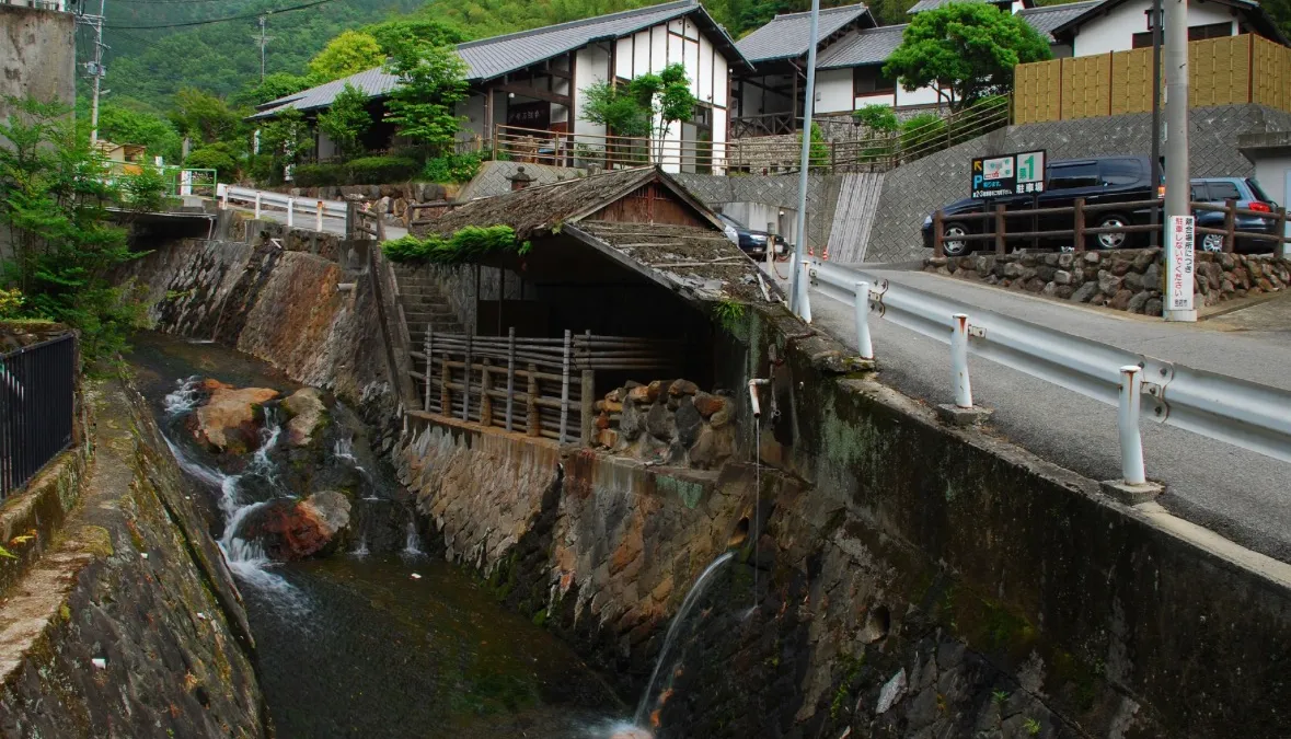 渓谷に包まれた柴石温泉の建物と流れ