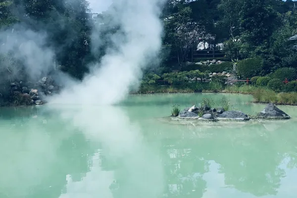 青白い色の湯をたたえる白池地獄
